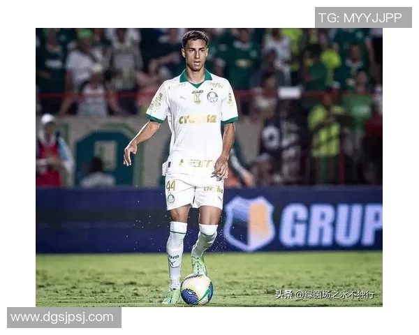 中卫足球球星闪耀绿茵场展现坚毅防守精神引领球队追逐胜利梦想